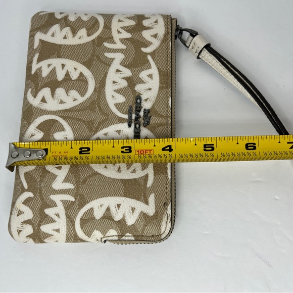 NWT COACH Corner Zip Wristlet Signature Canvas Rexy by Guang Yu Lt Khaki/Chalk - Picture 12 of 13